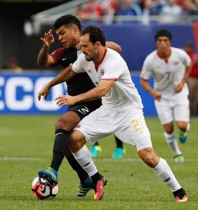 Copa America, USA - Costa Rica United States defender DeAndre Yedlin (L) and Costa Rica forward Marco Urena fight for control of the ball during the first half of a 2016 Copa America Centenario Group A match at Soldier Field in Chicago on June 7, 2016.  CHI2016060701 BRIANxKERSEY