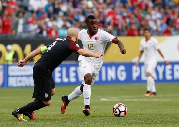 Copa America, USA - Costa Rica Costa Rica forward Joel Campbell (R) moves the ball as United States midfielder Michael Bradley (4) defends during the first half of a 2016 Copa America Centenario Group A match at Soldier Field in Chicago on June 7, 2016.  CHI2016060702 BRIANxKERSEY