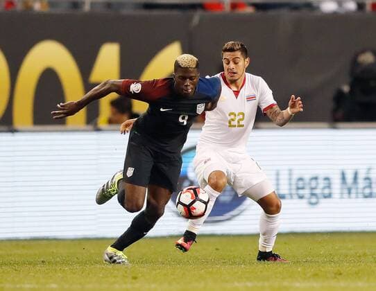 Copa America, USA - Costa Rica United States forward Gyasi Zerdes (L) and Costa Rica defender Ronald Matarrita struggle for position during the first half of a 2016 Copa America Centenario Group A match at Soldier Field in Chicago on June 7, 2016. The United States defeated Costa Rica 4-0.  CHI2016060717 BRIANxKERSEY