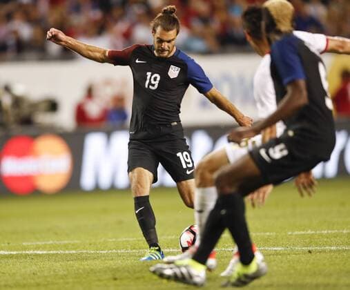 Copa America, USA - Costa Rica United States player Graham Zusi (19) scores a goal before Costa Rica during the second half of the Copa America Centenario Group A match at the Soldier Field in Chicago, Illinois, United States, 7 June 2016. UNITED STATES VS COSTA RICA !ACHTUNG: NUR REDAKTIONELLE NUTZUNG!  CHI028 20160608-636009588975965346
