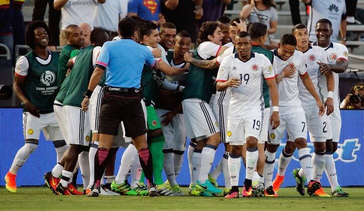 Copa America, Kolumbien - Paraguay Colombia s players celebrate Carlos Bacca s 1-0 goal before Paraguay during their Copa America Centenario Group A match at the Rose Bowl stadium in Pasadena, California, United States, 7 June 2016. EFE Juan Carlos Cardenas COLOMBIA VS PARAGUAY !ACHTUNG: NUR REDAKTIONELLE NUTZUNG!  SCL009 20160608-636009589629128972