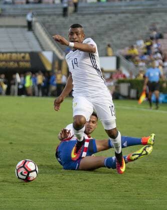 Copa America, Kolumbien - Paraguay Colombia s Farid Diaz (19) looks on to pass the ball during the Copa America Centenario Group A match against Parguay at the Rose Bowl stadium in Pasadena, California, United States, 7 June 2016. COLOMBIA VS PARAGUAY !ACHTUNG: NUR REDAKTIONELLE NUTZUNG!  SCL012 20160608-636009592811807888