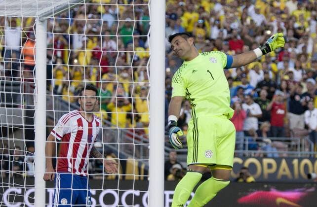 Copa America, Kolumbien - Paraguay Paraguay s golakeeper Justo Villar (1) receives Carlos Bacca s 1-0 goal during the Copa America Centenario Group A match at the Rose Bowl stadium in Pasadena, California, United States, 7 June 2016. COLOMBIA VS PARAGUAY !ACHTUNG: NUR REDAKTIONELLE NUTZUNG!  SCL014 20160608-636009594103791606