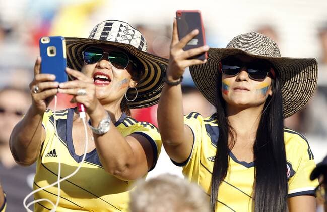 Copa America, Kolumbien - Paraguay Colombian fans take photos as their team enters the pitch to play against Paraguay in the COPA America Centenario at the Rose Bowl in Pasadena, California on June 7, 2016.  LAP20160607603 ALEXxGALLARDO