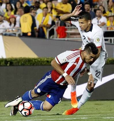 Copa America, Kolumbien - Paraguay Paraguay s Dario Lezcano (L) falls before Colombia s Jeison Murillo during their Copa America Centenario Group A match at the Rose Bowl stadium in Pasadena, California, United States, 7 June 2016. COLOMBIA VS PARAGUAY !ACHTUNG: NUR REDAKTIONELLE NUTZUNG!  SCL027 20160608-636009611087352377
