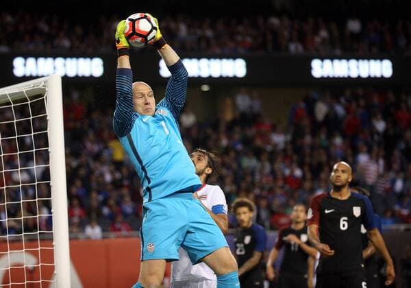 Copa America, USA - Costa Rica June 7, 2016 - Chicago, IL, USA - United States goalkeeper Brad Guzan (1) makes a save during the second half on Tuesday, June 7, 2016, at Soldier Field in Chicago. Strong defense, timely offense give US much-needed 4-0 win over Costa Rica - ZUMAm67_