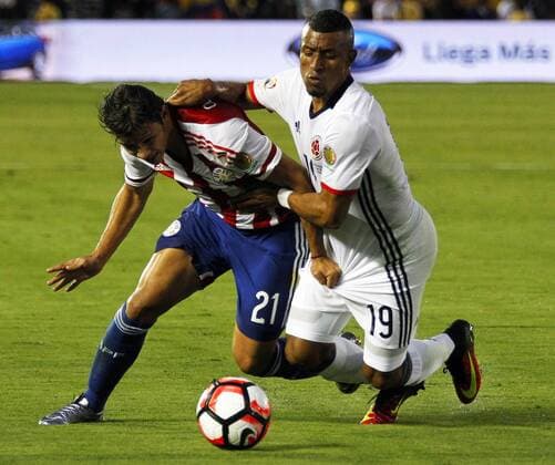 Copa America, Kolumbien - Paraguay Paraguay midfielder Oscar Romero (21) battles Colombia defender Farid Diaz (19) for the ball during the first half at COPA America Centenario at the Rose Bowl in Pasadena, California on June 7, 2016.  LAP20160607609 ALEXxGALLARDO