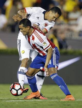 Copa America, Kolumbien - Paraguay Colombia forward Carlos Bacca (7) could not pass Paraguay defender Paulo da Silva (14) during the second half at COPA America Centenario at the Rose Bowl in Pasadena, California on June 7, 2016. Columbia won 2-1.  LAP20160607620 ALEXxGALLARDO