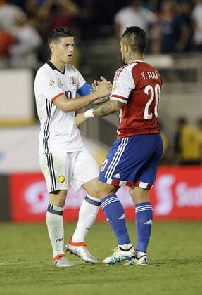 Copa America, Kolumbien - Paraguay Colombia midfielder James Rodriguez (10) shakes hands with Paraguay defender Victor Ayala (20) after Colombia won 2-1 in the COPA America Centenario at the Rose Bowl in Pasadena, California on June 7, 2016.  LAP20160607623 ALEXxGALLARDO