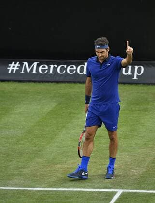 Roger Federer (SUI) schlägt in Stuttgart auf Aktion hebt Finger Gestik, Geste fordert Hawk s Eye 08.06.2016 Tennis Mercedes-Cup Stuttgart Weißenhof 04.06..-12.06.2016 MercedesCup Stuttgart Weißenhof 2016