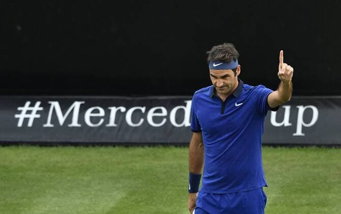 Roger Federer (SUI) schlägt in Stuttgart auf Aktion hebt Finger Gestik, Geste fordert Hawk s Eye 08.06.2016 Tennis Mercedes-Cup Stuttgart Weißenhof 04.06..-12.06.2016 MercedesCup Stuttgart Weißenhof 2016