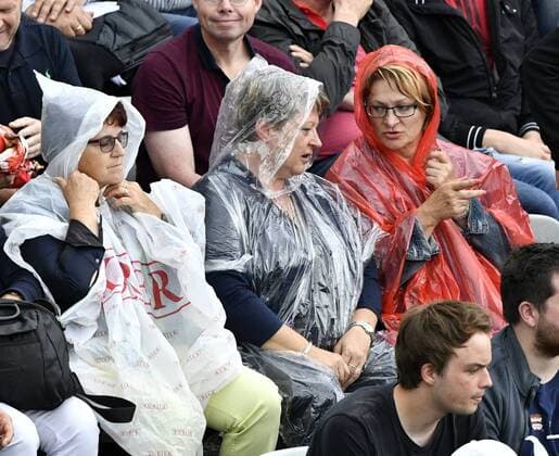 Regenpause Regen Regencape Zuschauer 08.06.2016 Tennis Mercedes-Cup Stuttgart Weißenhof 04.06..-12.06.2016 MercedesCup Stuttgart Weißenhof 2016