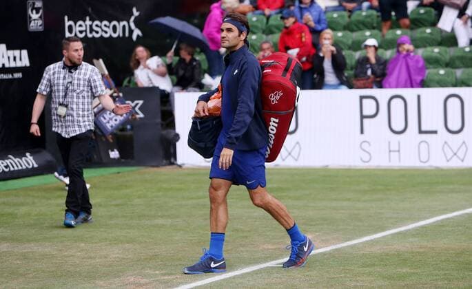 Stuttgart Tennis MercedesCup 2016, Roger Federer (SUI) verlässt wegen einer Regenunterbrechung den Court