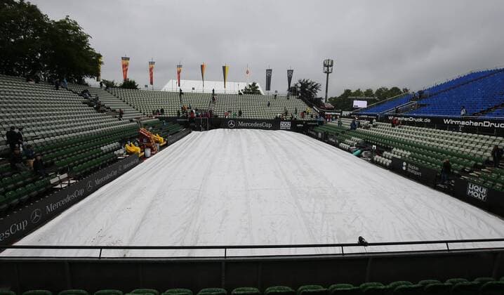 Tennis, ATP-Turnier in Stuttgart, Regenpause Tennis MercedesCup Stuttgart 08.06.2016 Tennis ATP Tennis Herren MercedesCup Stuttgart beim TC Weissenhof Center Court nach Regen mit Plane abgedeckt.