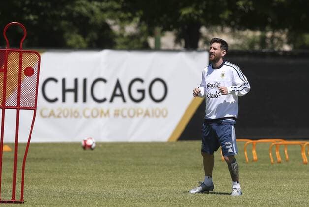 Copa America, Argentinien Training Argentina s player Lionel Messi participates in a team s training session at the University of Illinois in Chicago, United States, 8 June 2016. Argentina will face Panama during their second Copa America Centenario match on Friday. EFE David Fernandez ARGENTINA S TRAINING SESSION IN CHICAGO !ACHTUNG: NUR REDAKTIONELLE NUTZUNG!  CHC001 20160608-636010150973985890