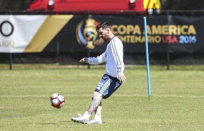 Copa America, Argentinien Training Argentina s player Lionel Messi participates in a team s training session at the University of Illinois in Chicago, United States, 8 June 2016. Argentina will face Panama during their second Copa America Centenario match on Friday. EFE David Fernandez ARGENTINA S TRAINING SESSION IN CHICAGO !ACHTUNG: NUR REDAKTIONELLE NUTZUNG!  CHC003 20160608-636010151010957890