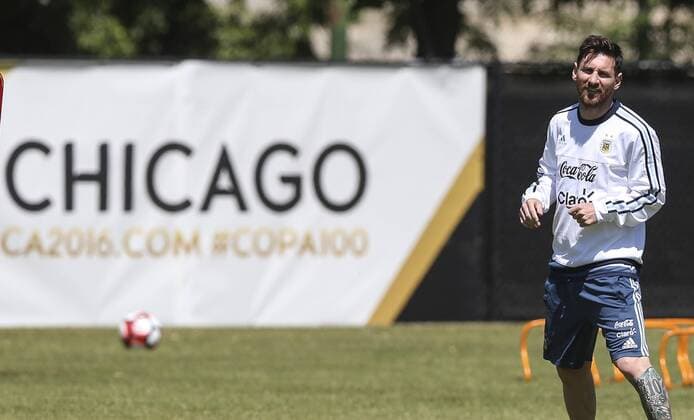Copa America, Argentinien Training Argentina s player Lionel Messi participates in a team s training session at the University of Illinois in Chicago, United States, 8 June 2016. Argentina will face Panama during their second Copa America Centenario match on Friday. EFE David Fernandez ARGENTINA S TRAINING SESSION IN CHICAGO !ACHTUNG: NUR REDAKTIONELLE NUTZUNG!  CHC004 20160608-636010151645985890