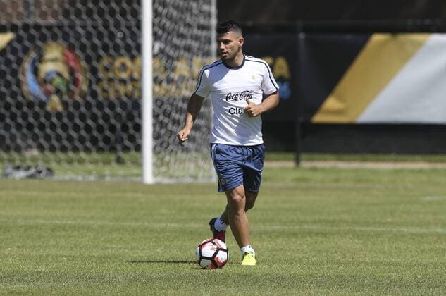 Copa America, Argentinien Training Argentina s player Sergio Aguero participates in a team s training session at the University of Illinois in Chicago, United States, 8 June 2016. Argentina will face Panama during their second Copa America Centenario match on Friday. EFE David Fernandez ARGENTINA S TRAINING SESSION IN CHICAGO !ACHTUNG: NUR REDAKTIONELLE NUTZUNG!  CHC006 20160608-636010152302589890