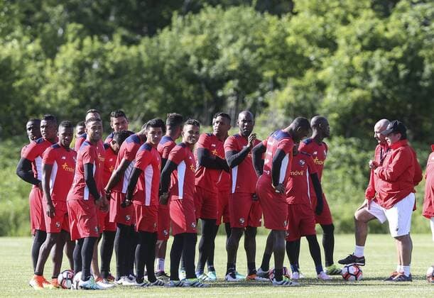 Panama coach Hernan Dario Gomez (R) talks to his players during a training session of the team at Lake Forest fields in Chicago, Illinois, 8 June 2016. Panama will face Argentina on Friday during a Copa America Centenario Group D match. EFE David Fernandez PANAMA TRAINING SESSION IN CHICAGO !ACHTUNG: NUR REDAKTIONELLE NUTZUNG!  ILL007 20160609-636010331505197472