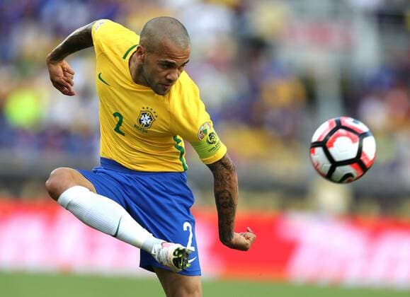 Bilder des Tages SPORT Copa America, Brasilien besiegt Haiti June 8, 2016 - Orlando, FL, USA - Brazil s Dani Alves makes a pass against Haiti in Copa America group stage action at Camping World Stadium in Orlando, Fla., on Wednesday, June 8, 2016. Brazil won, 7-1. Copa America: Brazil vs. Haiti in Orlando - ZUMAm67_