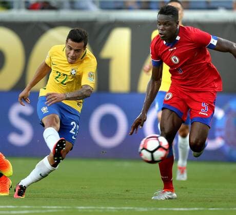 Copa America, Brasilien besiegt Haiti June 8, 2016 - Orlando, FL, USA - Brazil midfielder Phillipe Coutinho (22) scores a goal past Haiti defender Romain Genevois in Copa America group stage action at Camping World Stadium in Orlando, Fla., on Wednesday, June 8, 2016. Brazil won, 7-1. Copa America: Brazil vs. Haiti in Orlando - ZUMAm67_