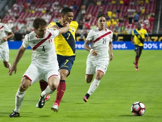 Copa America, Ecuador - Peru Peruvian Renzo Revoredo (L) vies for the ball with Ecuadorian Jefferson Montero (C) during their Copa America soccer game, group B, at the Phoenix Stadium, in Glendale, Arizona, USA, 08 June 2016. EPA Gary Williams PERU VS. ECUADOR !ACHTUNG: NUR REDAKTIONELLE NUTZUNG!  GLE09 20160609-636010497936654694