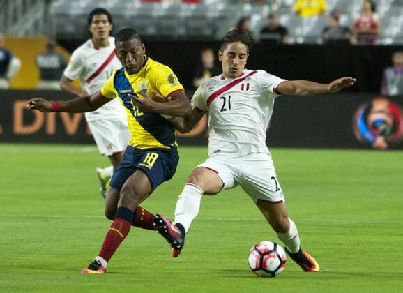 Copa America, Ecuador - Peru Peruvian Alejandro Hohberg (R) vies for the ball with Ecuadorian Carlos Gruezo (L) during their Copa America soccer game, group B, at the Phoenix Stadium, in Glendale, Arizona, USA, 08 June 2016. EPA Gary Williams PERU VS. ECUADOR !ACHTUNG: NUR REDAKTIONELLE NUTZUNG!  GLE14 20160609-636010503051894694