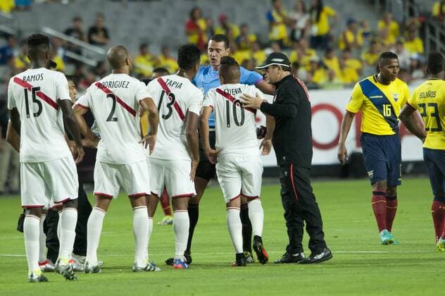 Copa America, Ecuador - Peru Peruvian players argue with Colombian referee Wilmar Roldan during their Copa America soccer game, group B, at the Phoenix Stadium, in Glendale, Arizona, USA, 08 June 2016. EPA Gary Williams PERU VS. ECUADOR !ACHTUNG: NUR REDAKTIONELLE NUTZUNG!  GLE09 20160609-636010513775958694