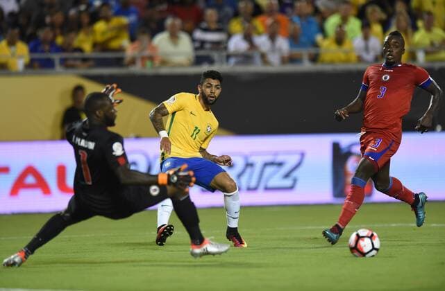Copa America, Brasilien besiegt Haiti (160609) -- ORLANDO, June 9, 2016 -- Brazil s Gabriel (C) passes the ball to teammate during the Copa America Centenario tournament Group B football match between Brazil and Haiti in Orlando, Florida, the United States, on June 8, 2016. Brazil won the match 7-1. ) (SP)U.S.-ORLANDO-COPA AMERICA-GROUP B-BRA VS HTI BaoxDandan 