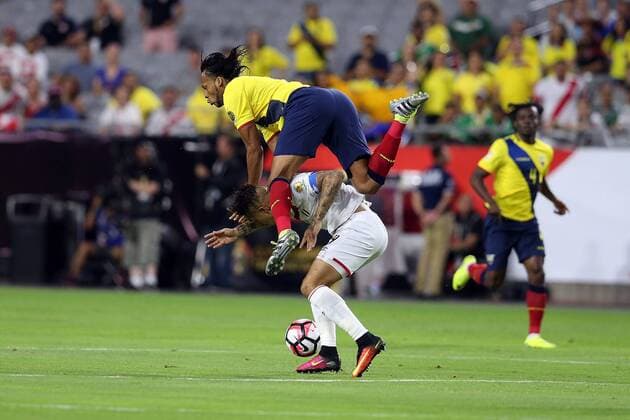 Copa America, Ecuador - Peru 08 June 2016: Ecuador defender Arturo Mina 2 flies over Peru forward Jose Paolo Guerrero 9 during the first half of the Copa America Centanario game at University of Phoenix Stadium in Glendale, Az. (Photo by Chris Coduto Icon Sportswire) SOCCER: JUN 08 Copa America Centenario - Ecuador v Peru Icon3171606080290 EDITORIAL USE ONLY