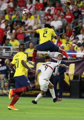 Copa America, Ecuador - Peru 08 June 2016: Ecuador defender Arturo Mina 2 leaps over Peru forward Jose Paolo Guerrero 9 during the first half of the Copa America Centanario game at University of Phoenix Stadium in Glendale, Az. (Photo by Chris Coduto Icon Sportswire) SOCCER: JUN 08 Copa America Centenario - Ecuador v Peru Icon3171606080351 EDITORIAL USE ONLY
