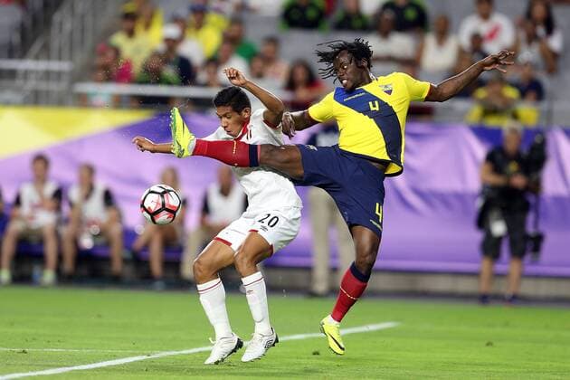 Copa America, Ecuador - Peru 08 June 2016: Ecuador defender Juan Carlos Paredes 4 and Peru forward Edison Flores 20 fight for a loose ball during the first half of the Copa America Centanario game at University of Phoenix Stadium in Glendale, Az. SOCCER: JUN 08 Copa America Centenario - Ecuador v Peru Icon3171606080417 EDITORIAL USE ONLY