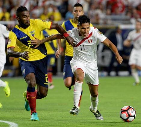 Copa America, Ecuador - Peru Peru s Raul Ruidiaz (R) gets the ball away from Ecuado s Gabriel Achilles in the second half of the Ecuador-Peru match during the COPA America Centenario at University of Phoenix Stadium in Glendale, Arizona, June 8, 2016. Equator and Peru played to a 2-2 tie.  PXP2016060817 ARTxFOXALL