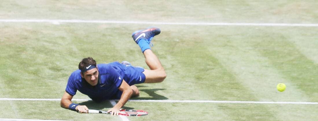 Tennis MercedesCup Stuttgart 09.06.2016 ATP Tennis Herren Tennis Turnier MeercedesCup beim TC Weissenhof in Stuttgart Roger Federer (SUI) Sturz.