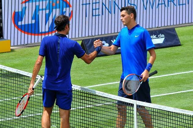 Taylor FRITZ (USA) gratuliert Roger FEDERER (SUI) zum Sieg. Deutschland, Stuttgart: Tennis, MercedesCup 2016: Achtelfinale am 09.06.2016, TC Weissenhof.