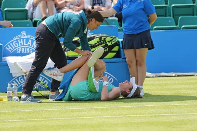 09.06.2016. Nottingham Tennis Centre, Nottingham, England. Aegon WTA Tennis Damen Nottingham Open Day 6. Johanna Konta of Great Britain receiving treatment from the physio for a back strain against Saisai Zheng of China xDavidxKissmanx  ActionPlus11746598
