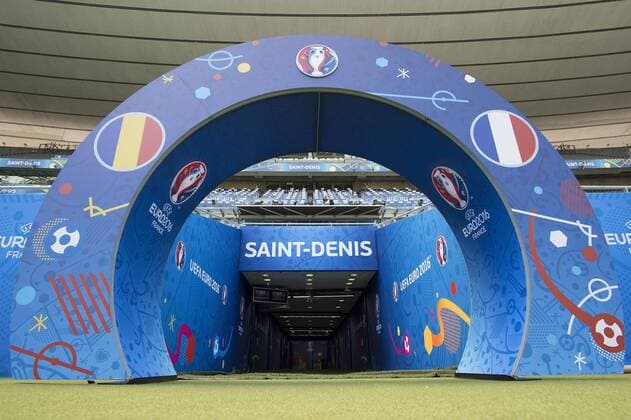 Feature, Spielertunnel, Spielereingang, mit der Eroeffnungsbegegnung, Stadion, Saint Denis, Saint-Denis. in St. Denis am 09.06.2016 Fussball EM 2016 in Frankreich vom 10.06. - 10.07.2016.