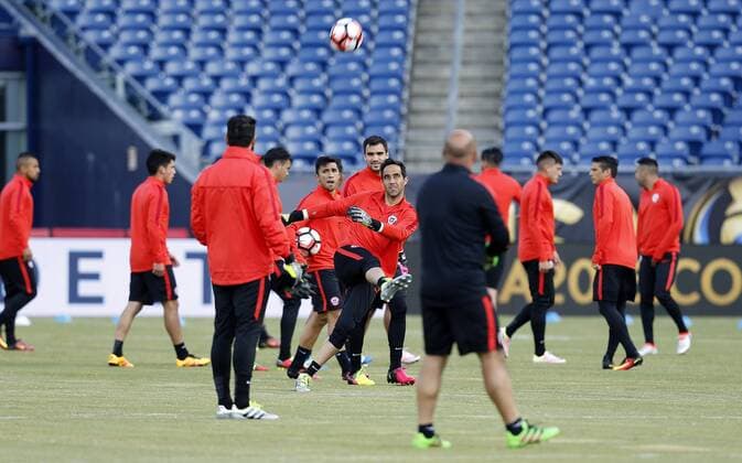 Chile goalkeeper Claudio Bravo kicks the ball during a training session of the team at Gillete stadium in Foxborough, Massachusetts, United States, 9 June 2016. Chile Nationalteam will face Bolivia tomorrow during their Copa America Centenario Group D match. EFE Mauricio Duenas Castaneda CHILE S TRAINING SESSION !ACHTUNG: NUR REDAKTIONELLE NUTZUNG!  FOX001 20160610-636011181458813201