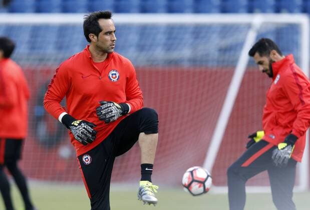 Chile goalkeeper Claudio Bravo kicks the ball during a training session of the team at Gillete stadium in Foxborough, Massachusetts, United States, 9 June 2016. Chile Nationalteam will face Bolivia tomorrow during their Copa America Centenario Group D match. EFE Mauricio Duenas Castaneda CHILE S TRAINING SESSION !ACHTUNG: NUR REDAKTIONELLE NUTZUNG!  FOX003 20160610-636011181484865201