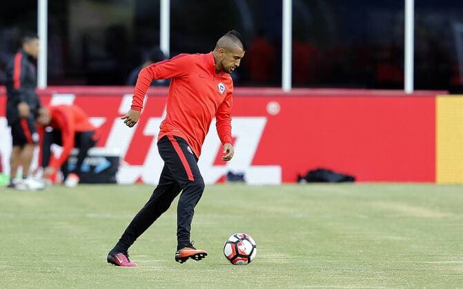 Chile player Arturo Vidal controls the ball during a training session of the team at Gillete stadium in Foxborough, Massachusetts, United States, 9 June 2016. Chile Nationalteam will face Bolivia tomorrow during their Copa America Centenario Group D match. EFE Mauricio Duenas Castaneda CHILE S TRAINING SESSION !ACHTUNG: NUR REDAKTIONELLE NUTZUNG!  FOX004 20160610-636011182119629201