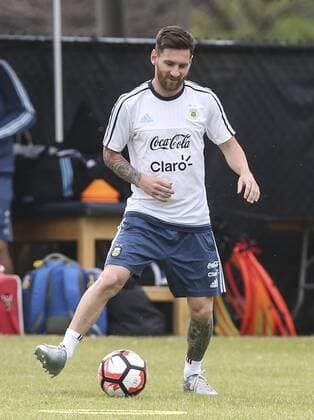 Argentina player Leo Messi takes part in a training session of the team at the facilities of Illinois University in Chicago, United States, 9 June 2016. Argentina Nationalteam will face Panama at the Soldier Stadium during its second Copa America match. EFE David Fernandez ARGENTINA S TRAINING IN CHICAGO !ACHTUNG: NUR REDAKTIONELLE NUTZUNG!  CHI003 20160610-636011195429237201