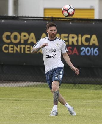 Argentina player Leo Messi takes part in a training session of the team at the facilities of Illinois University in Chicago, United States, 9 June 2016. Argentina Nationalteam will face Panama at the Soldier Stadium during its second Copa America match. EFE David Fernandez ARGENTINA S TRAINING IN CHICAGO !ACHTUNG: NUR REDAKTIONELLE NUTZUNG!  CHI004 20160610-636011196063533201