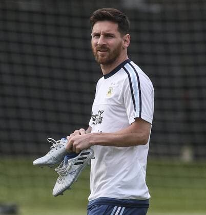 Argentina player Lionel Messi arrives in a training session of the team at the facilities of Illinois University in Chicago, United States, 9 June 2016. Argentina Nationalteam will face Panama at the Soldier Stadium during its second Copa America match. EFE David Fernandez ARGENTINA S TRAINING IN CHICAGO !ACHTUNG: NUR REDAKTIONELLE NUTZUNG!  CHI013 20160610-636011208448126301