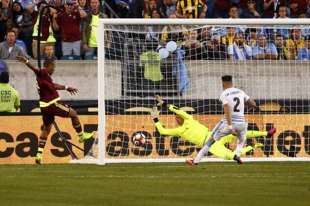 Venezuela player Salomon Rondon scores a goal before Uruguay goalkeeper Fernando Muslera during their Copa America Centenario Group C match at the Lincoln Financial Field in Philadelphia, Nationalteam , Pennsylvania, United States, 9 June 2016. URUGUAY VS VENEZUELA !ACHTUNG: NUR REDAKTIONELLE NUTZUNG!  PHI002 20160610-636011228830867353