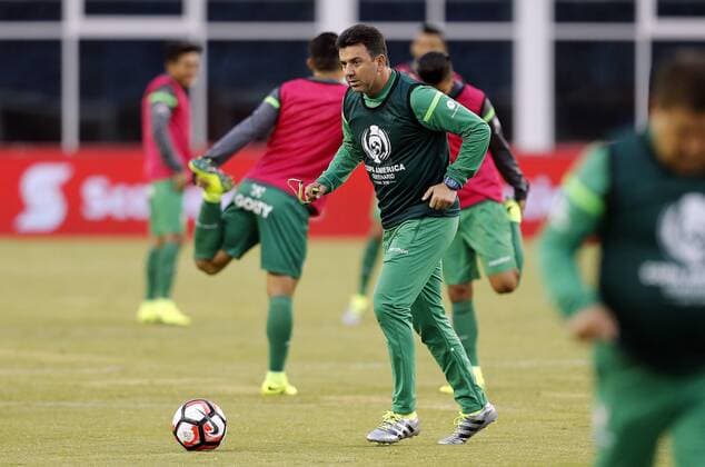 Bolivia coach Julio Cesar Baldivieso participates in a training session of the team at Gillete stadium in Foxborough, Massachusetts, United States, 9 June 2016. Bolivia will face Chile Nationalteam tomorrow during their Copa America Centenario Group D match. EFE Mauricio Duenas Castaneda BOLIVIA S TRAINING !ACHTUNG: NUR REDAKTIONELLE NUTZUNG!  FOX014 20160610-636011238961039353