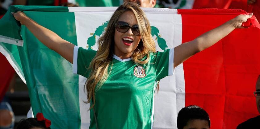 A Mexico fan poses with the national flag before a Copa America Group C match between Mexico and Jamaica Nationalteam in Pasadena, United States, 9 June 2016. EFE Juan Carlos Cardenas MEXICO VS JAMAICA Nationalteam !ACHTUNG: NUR REDAKTIONELLE NUTZUNG!  PSD001 20160610-636011255801260736