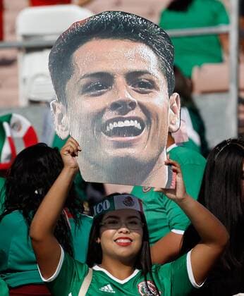 A Mexico fan holds an image of player Jevier Hernandez before a Copa America Group C match between Mexico and Jamaica Nationalteam in Pasadena, United States, 9 June 2016. EFE Juan Carlos Cardenas MEXICO VS JAMAICA Nationalteam !ACHTUNG: NUR REDAKTIONELLE NUTZUNG!  PSD003 20160610-636011256439456736