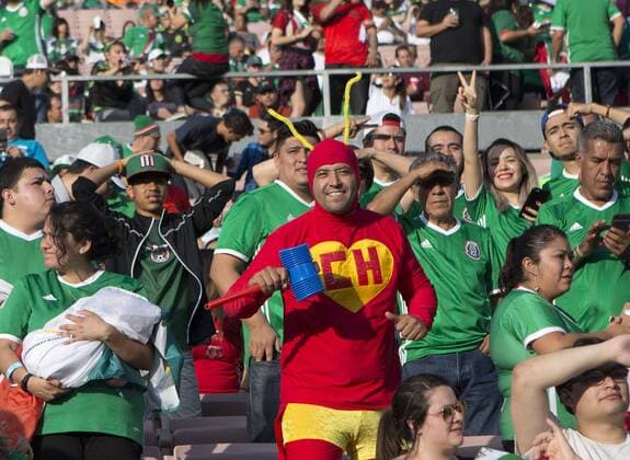 A fan disguised as Chapulin Colorado cheer on his team before a Copa America Group C match between Mexico and Jamaica Nationalteam in Pasadena, United States, 9 June 2016. MEXICO VS JAMAICA Nationalteam !ACHTUNG: NUR REDAKTIONELLE NUTZUNG!  PSD007 20160610-636011283303774075