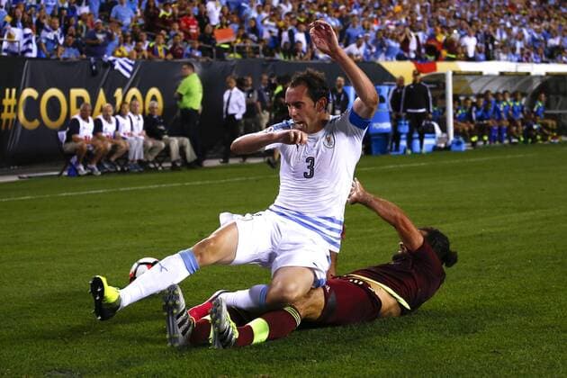 Venezuela player Oswaldo Vizcarrondo (R) fights for the ball with Uurguay Diego Godin during their Copa America Centenario Group C match at the Lincoln Financial Field in Philadelphia, Nationalteam , Pennsylvania, United States, 9 June 2016. URUGUAY VS VENEZUELA !ACHTUNG: NUR REDAKTIONELLE NUTZUNG!  PHI014 20160610-636011300704010119