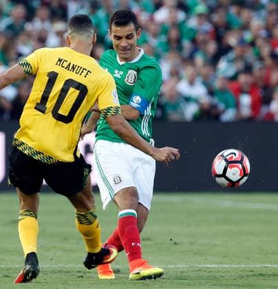 Mexico Rafael Marquez (R) fights for the ball with Jamaica Joel McAnuff during their Copa America Group C match in Pasadena, United States, 9 June 2016. MEXICO VS JAMAICA Nationalteam !ACHTUNG: NUR REDAKTIONELLE NUTZUNG!  PSD008 20160610-636011305190570119